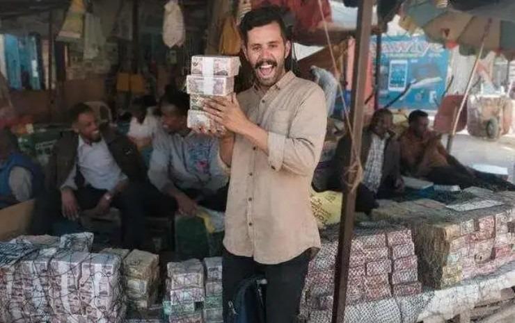 Ở quốc gia này, tiền rải đầy đường nhưng dân vẫn than nghèo-2