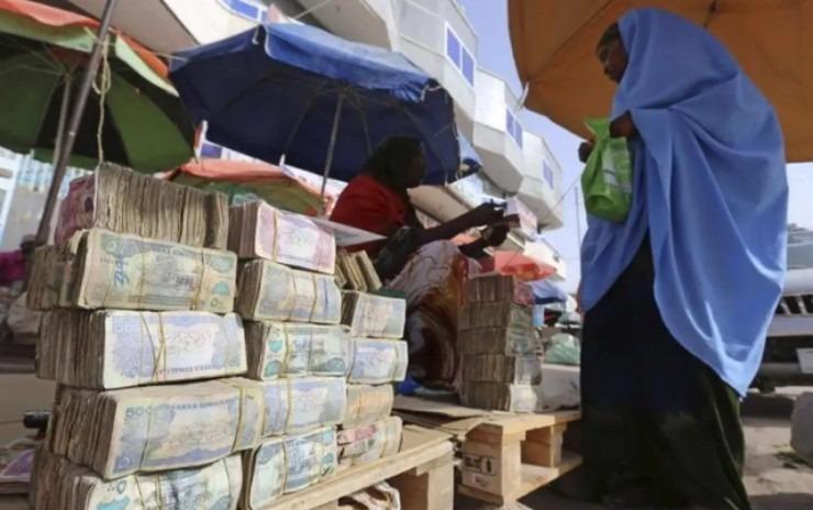 Ở quốc gia này, tiền rải đầy đường nhưng dân vẫn than nghèo-3