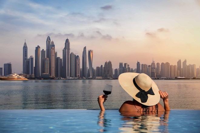 Tránh nóng kiểu nhà giàu: Người dân Dubai đổ xô đi du thuyền, thuê khách sạn xa xỉ ở cho mát-1
