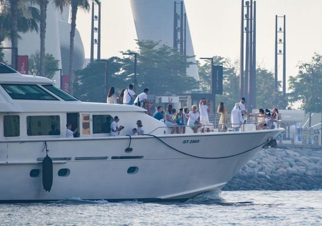 Tránh nóng kiểu nhà giàu: Người dân Dubai đổ xô đi du thuyền, thuê khách sạn xa xỉ ở cho mát-2