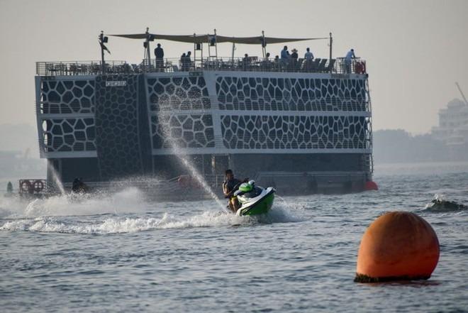 Tránh nóng kiểu nhà giàu: Người dân Dubai đổ xô đi du thuyền, thuê khách sạn xa xỉ ở cho mát-3