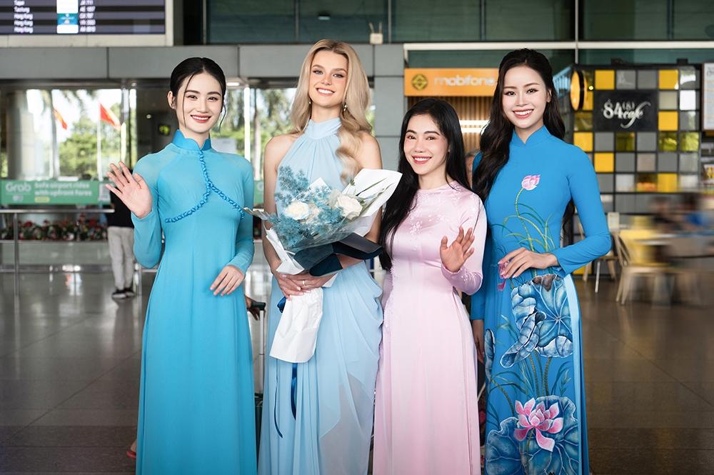 Cận nhan sắc búp bê của đương kim Miss World 2024 khi đến Việt Nam-2