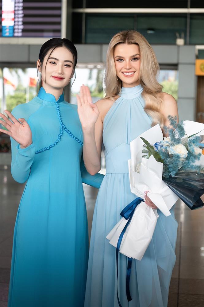 Cận nhan sắc búp bê của đương kim Miss World 2024 khi đến Việt Nam-5