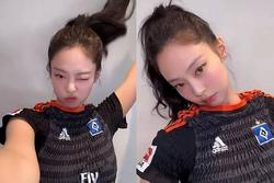 Jennie đăng video đầu tiên lên TikTok: Khoe visual cực xinh trong chiếc áo của 1 CLB bóng đá