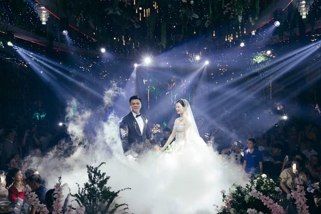 Nghệ An: Chú rể chi 5 tỷ làm đám cưới, cô dâu phải tháo bớt vàng vì bị bít cổ-9