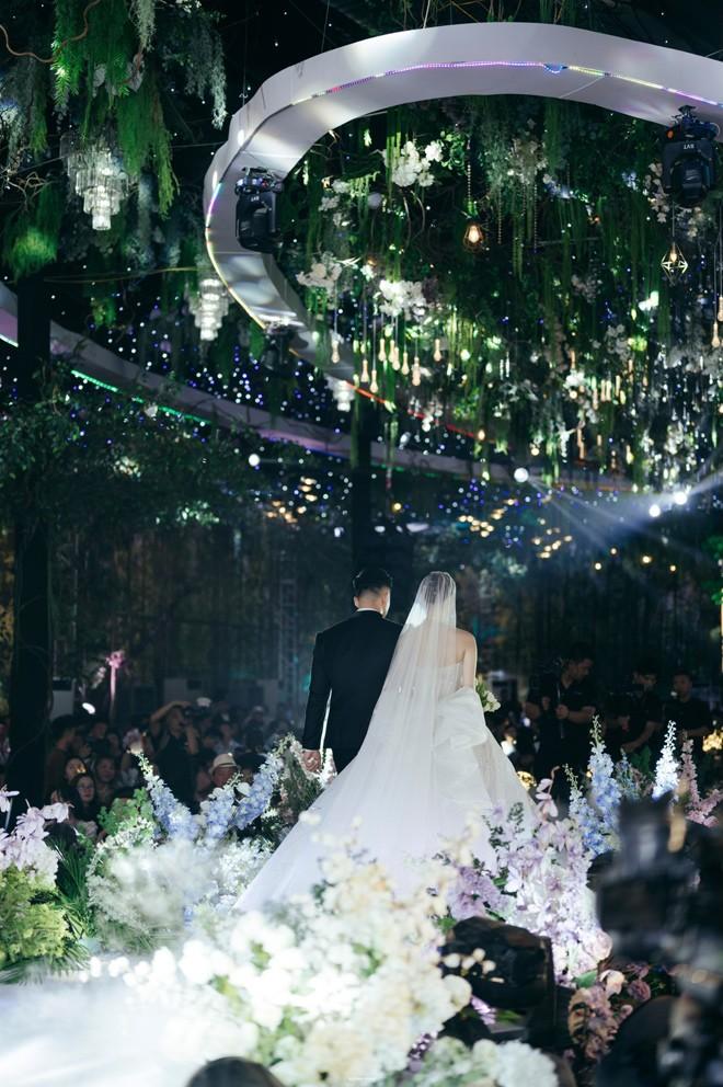 Nghệ An: Chú rể chi 5 tỷ làm đám cưới, cô dâu phải tháo bớt vàng vì bị bít cổ-5