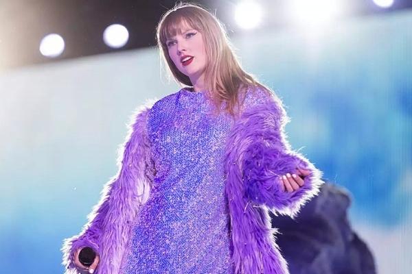 Taylor Swift trốn trong vali-5