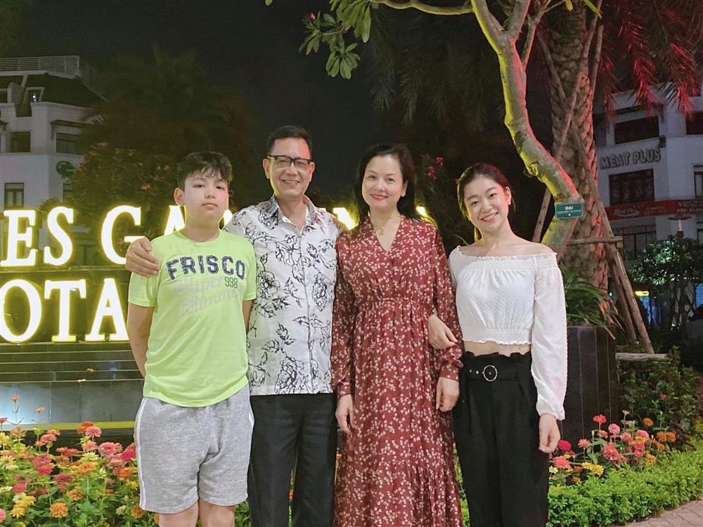 Nam thần màn ảnh thập niên 90 nay giữ chức Giám đốc, mang quân hàm Đại tá, hôn nhân hạnh phúc gần 3 thập kỉ với vợ là NSND-5