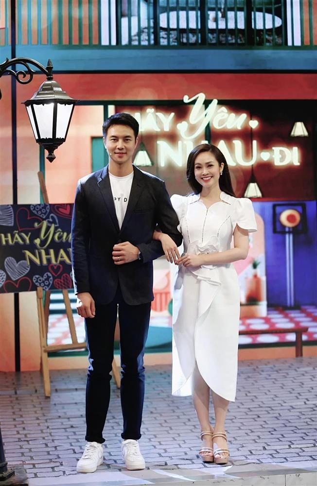 Cặp vợ chồng MC Đức Hiếu - Thùy Linh: Làm truyền hình rất giàu và sướng-2