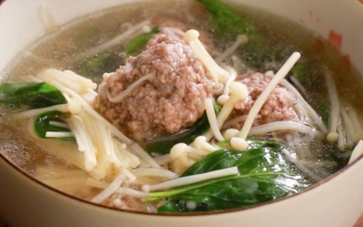 Cách nấu canh thịt bò nấm kim châm đơn giản-2