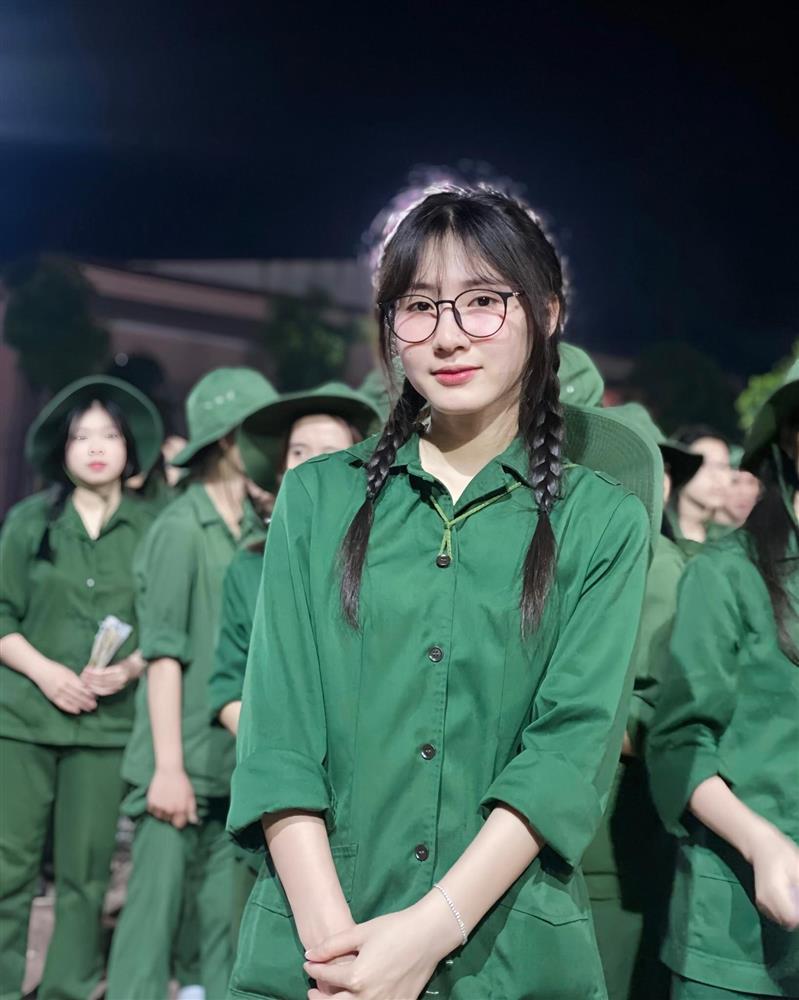 Nữ sinh trong màu áo quân sự khiến dân mạng chao đảo, truy tìm danh tính-10