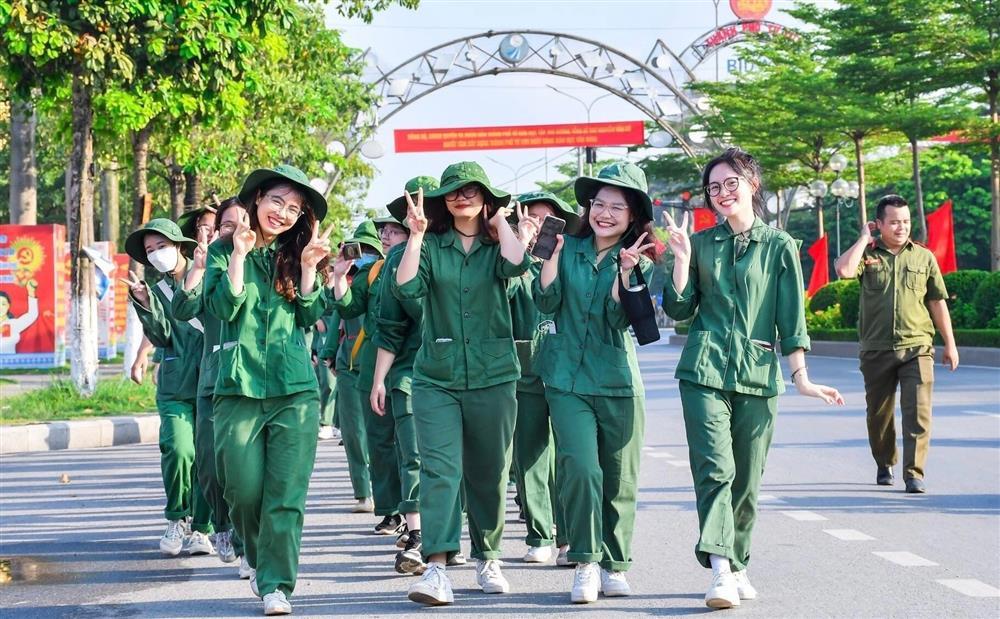 Nữ sinh trong màu áo quân sự khiến dân mạng chao đảo, truy tìm danh tính-1