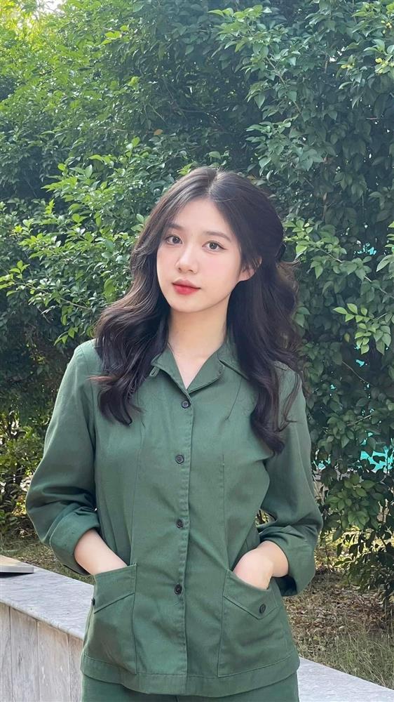 Nữ sinh trong màu áo quân sự khiến dân mạng chao đảo, truy tìm danh tính-2