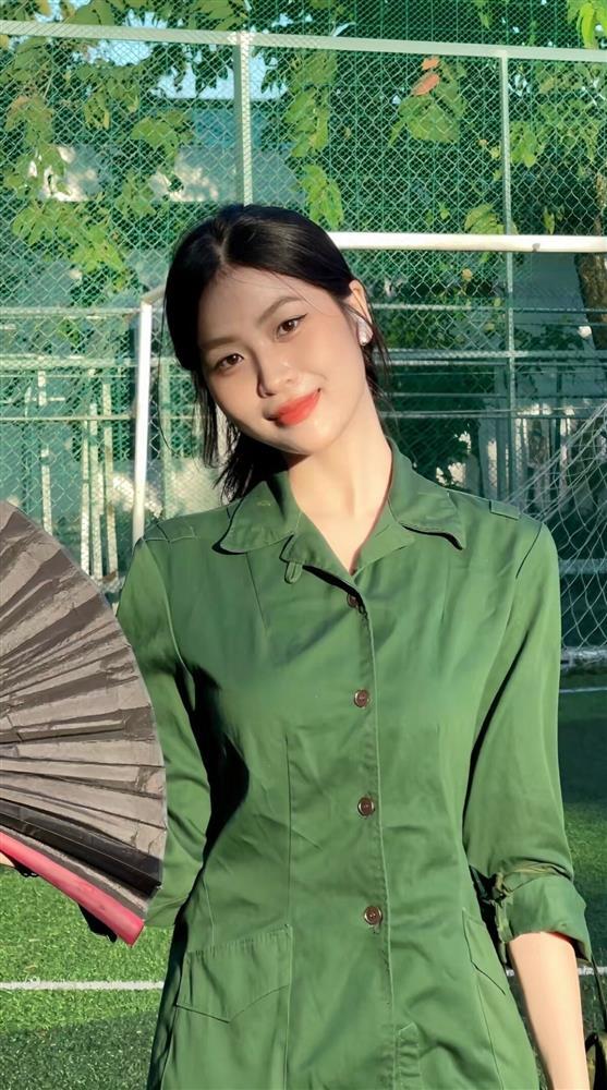 Nữ sinh trong màu áo quân sự khiến dân mạng chao đảo, truy tìm danh tính-4