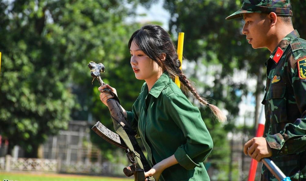 Nữ sinh trong màu áo quân sự khiến dân mạng chao đảo, truy tìm danh tính-5