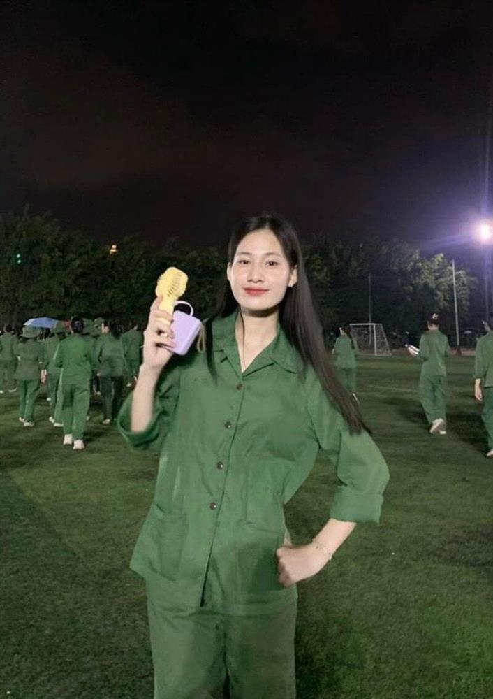 Nữ sinh trong màu áo quân sự khiến dân mạng chao đảo, truy tìm danh tính-8