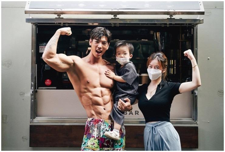 Ông bố nóng bỏng nhất xứ kim chi là một quái vật thể hình-5