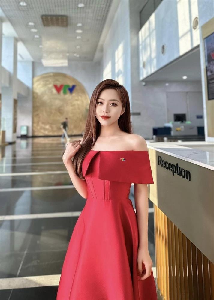 Xuýt xoa trước nhan sắc của 4 bóng hồng VTV dẫn sóng bình luận Euro 2024, tài năng không phải dạng vừa-6