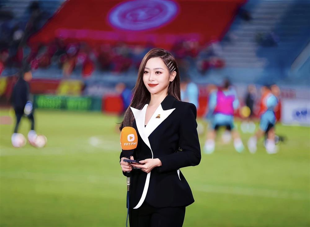 Xuýt xoa trước nhan sắc của 4 bóng hồng VTV dẫn sóng bình luận Euro 2024, tài năng không phải dạng vừa-7