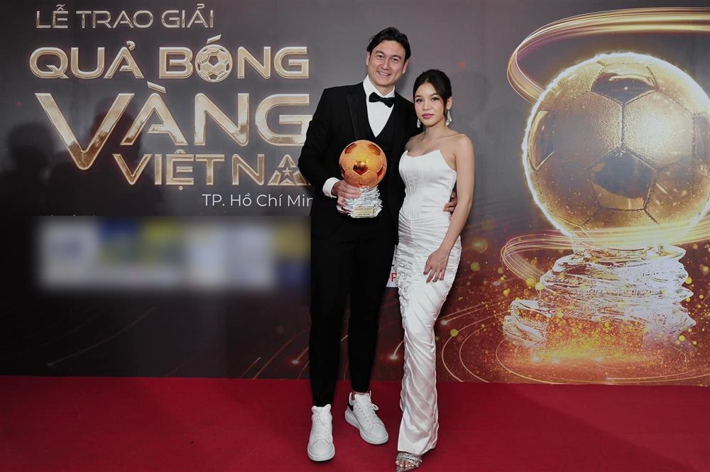 Bạn gái Đặng Văn Lâm khoe nhẫn cầu hôn-5