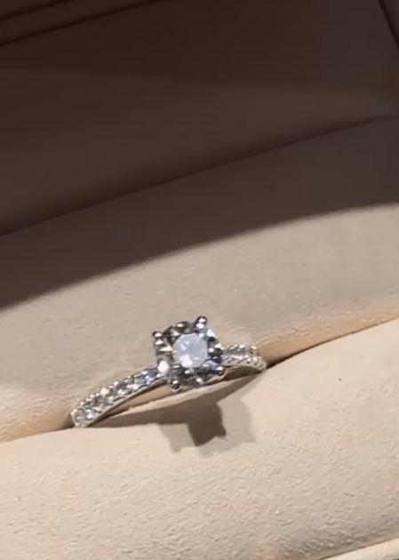 Bạn gái Đặng Văn Lâm khoe nhẫn cầu hôn-2