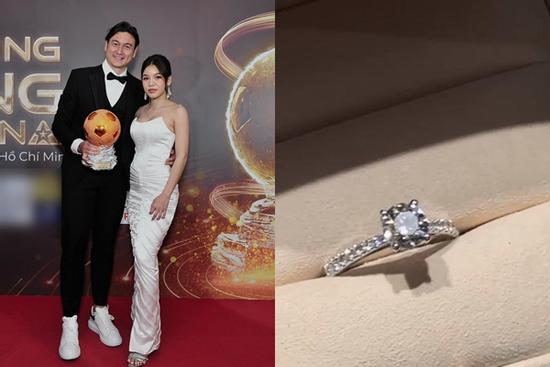 Bạn gái Đặng Văn Lâm khoe nhẫn cầu hôn