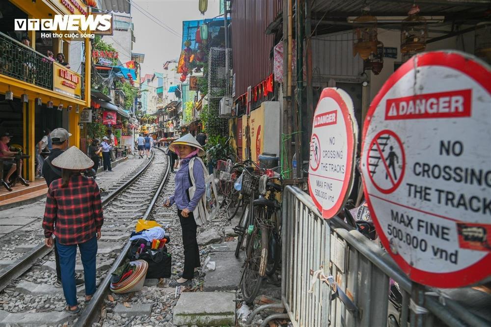 Chính quyền lập rào chắn, phố cà phê đường tàu vẫn tấp nập khách đến check-in-1