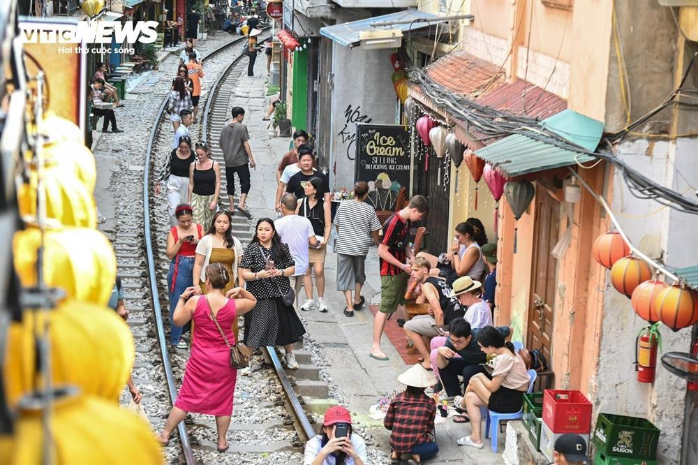 Chính quyền lập rào chắn, phố cà phê đường tàu vẫn tấp nập khách đến check-in-2