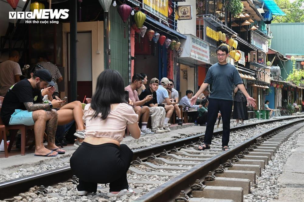 Chính quyền lập rào chắn, phố cà phê đường tàu vẫn tấp nập khách đến check-in-3