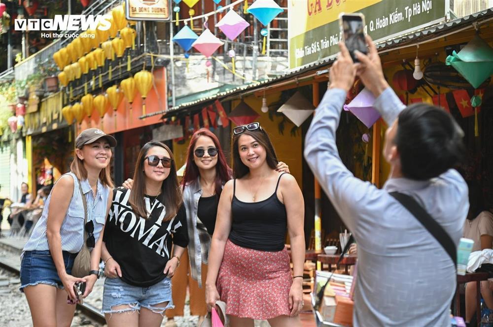 Chính quyền lập rào chắn, phố cà phê đường tàu vẫn tấp nập khách đến check-in-4