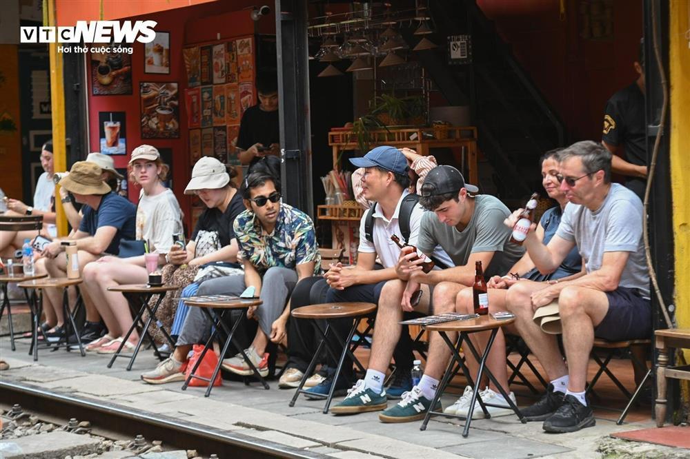 Chính quyền lập rào chắn, phố cà phê đường tàu vẫn tấp nập khách đến check-in-5