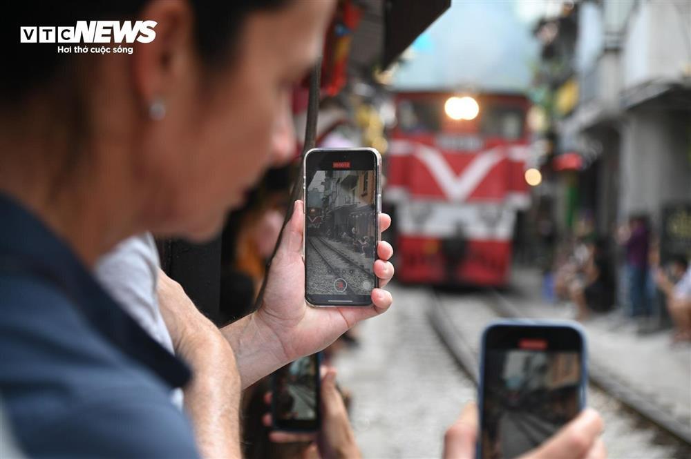 Chính quyền lập rào chắn, phố cà phê đường tàu vẫn tấp nập khách đến check-in-6