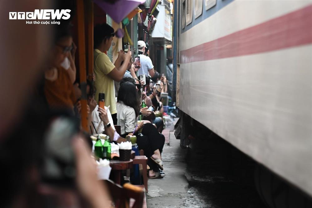 Chính quyền lập rào chắn, phố cà phê đường tàu vẫn tấp nập khách đến check-in-7