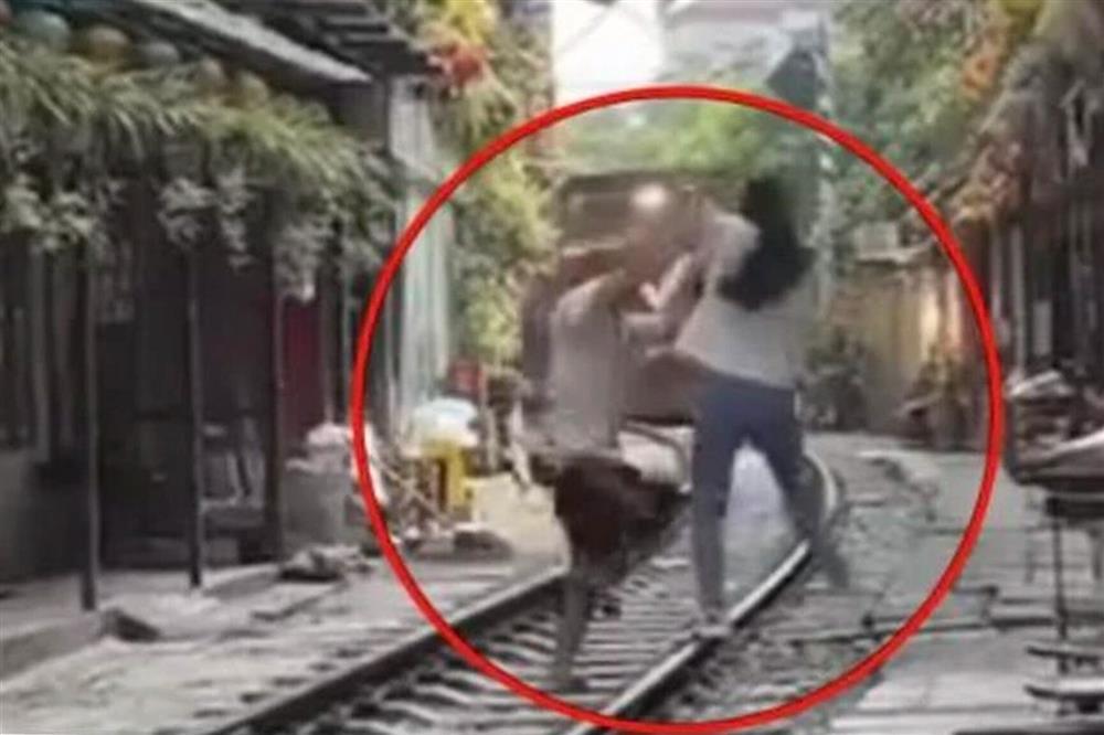 Chính quyền lập rào chắn, phố cà phê đường tàu vẫn tấp nập khách đến check-in-9