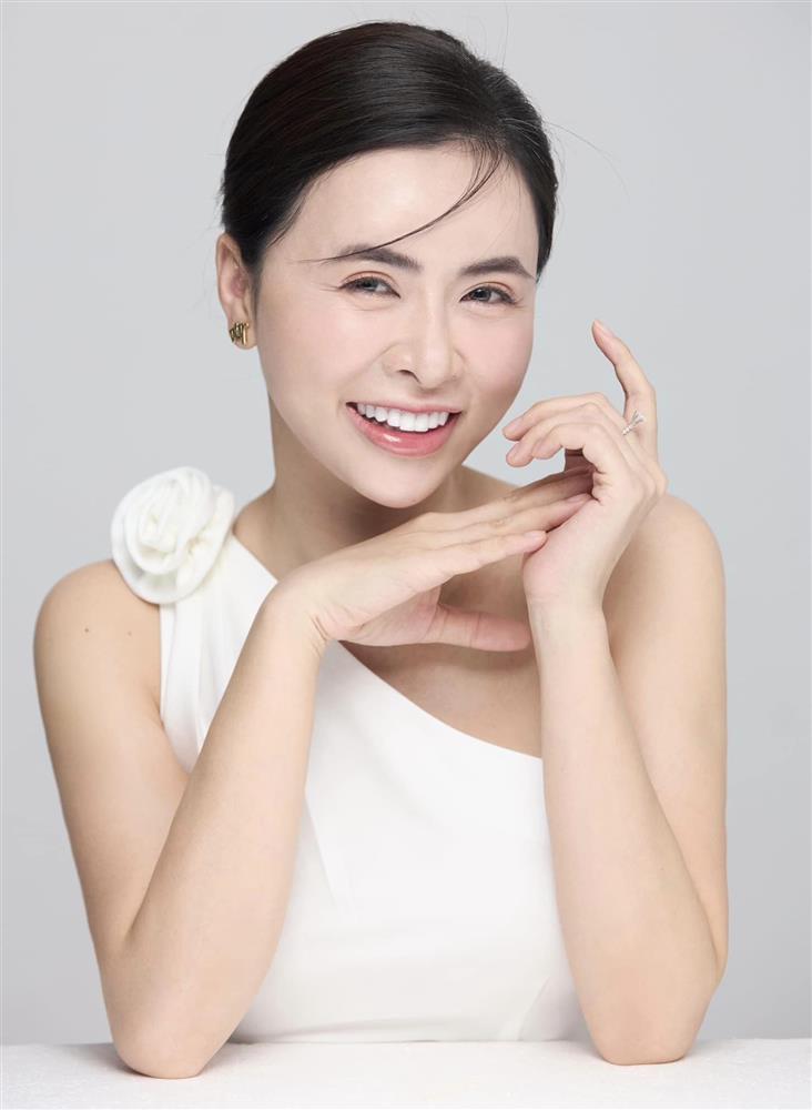 Cô ôsin bá đạo nhất vịnh Bắc Bộ, khoe nhan sắc rạng ngời khác hẳn trên phim-5