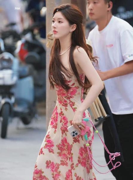 Triệu Lộ Tư diện đồ khoe dáng nuột nà gây sốt cõi mạng, càng sốc hơn với cân nặng hiện tại-1