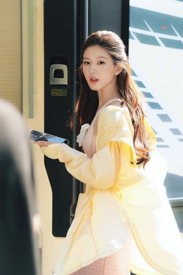 Triệu Lộ Tư diện đồ khoe dáng nuột nà gây sốt cõi mạng, càng sốc hơn với cân nặng hiện tại-2