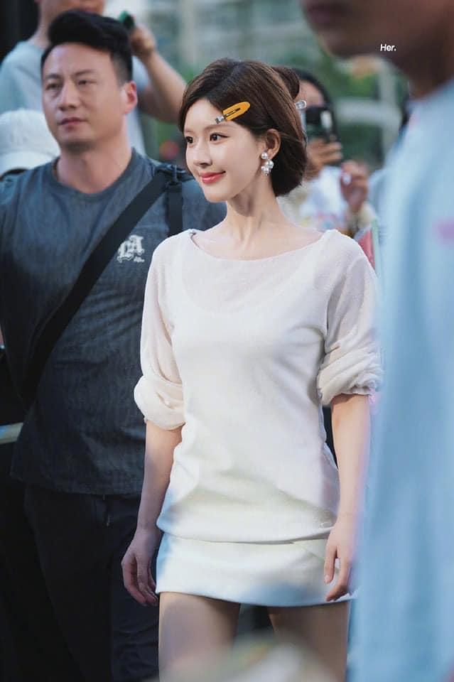 Triệu Lộ Tư diện đồ khoe dáng nuột nà gây sốt cõi mạng, càng sốc hơn với cân nặng hiện tại-5