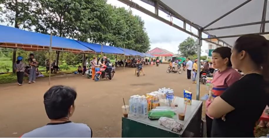 Nghe tin ông Thích Minh Tuệ xuất hiện, người dân đua nhau dựng rạp, mở quán gần nhà để gặp trực tiếp-3