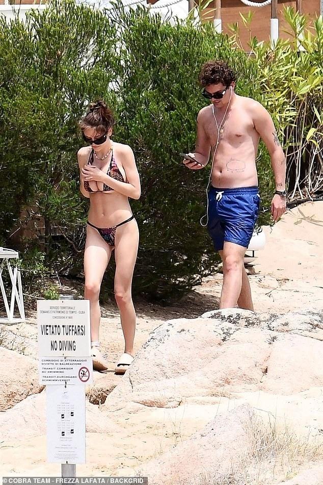 Heidi Klum cởi bikini để tắm nắng gây tranh cãi-3