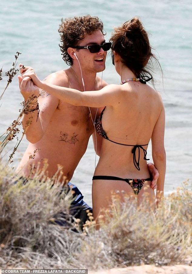 Heidi Klum cởi bikini để tắm nắng gây tranh cãi-7