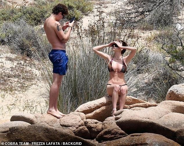 Heidi Klum cởi bikini để tắm nắng gây tranh cãi-8