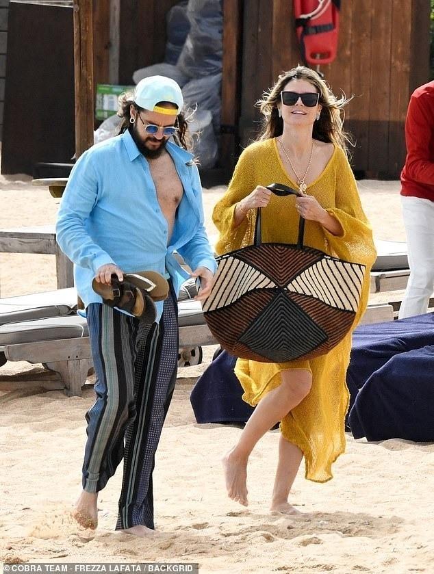 Heidi Klum cởi bikini để tắm nắng gây tranh cãi-9