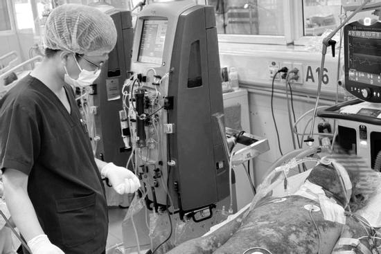 Ba tiếng sau khi mổ lợn, người đàn ông nhập viện cấp cứu khẩn