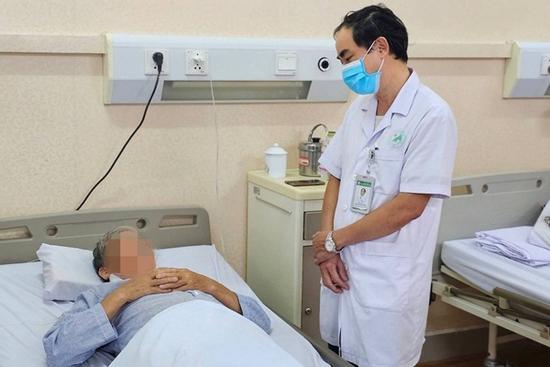 Làm việc dưới trời nắng nóng, người đàn ông ở Hà Nội phải đi cấp cứu