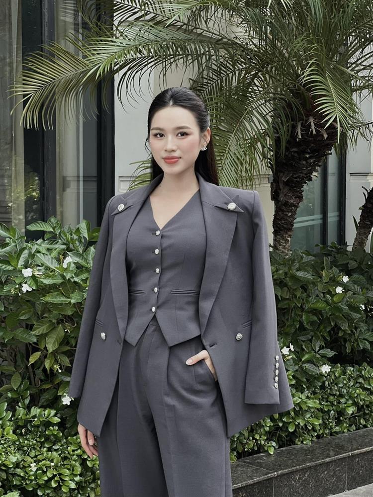 Thời trang nữ tổng tài của Hoa hậu Đỗ Thị Hà khi lấn sân kinh doanh