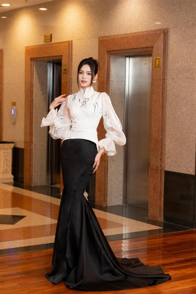 Thời trang nữ tổng tài của Hoa hậu Đỗ Thị Hà khi lấn sân kinh doanh