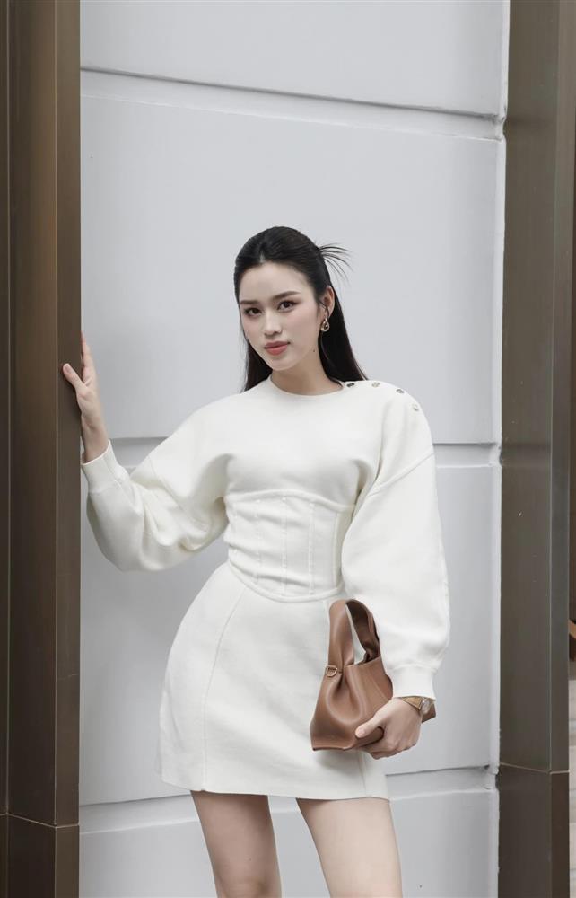 Thời trang nữ tổng tài của Hoa hậu Đỗ Thị Hà khi lấn sân kinh doanh
