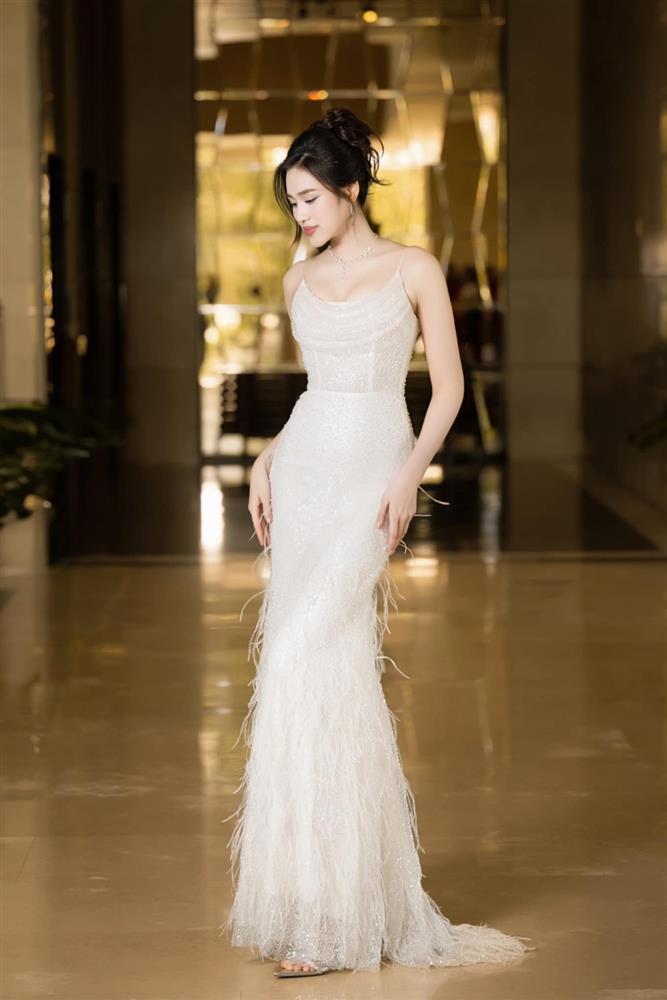 Thời trang nữ tổng tài của Hoa hậu Đỗ Thị Hà khi lấn sân kinh doanh