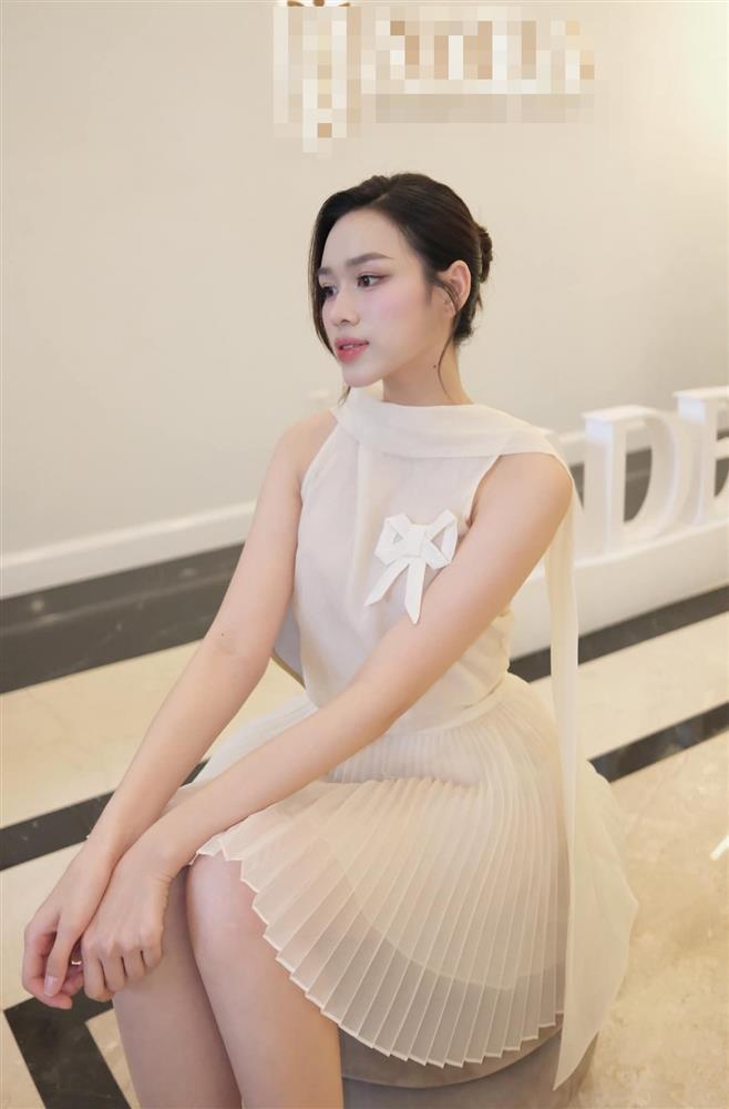 Thời trang nữ tổng tài của Hoa hậu Đỗ Thị Hà khi lấn sân kinh doanh-2